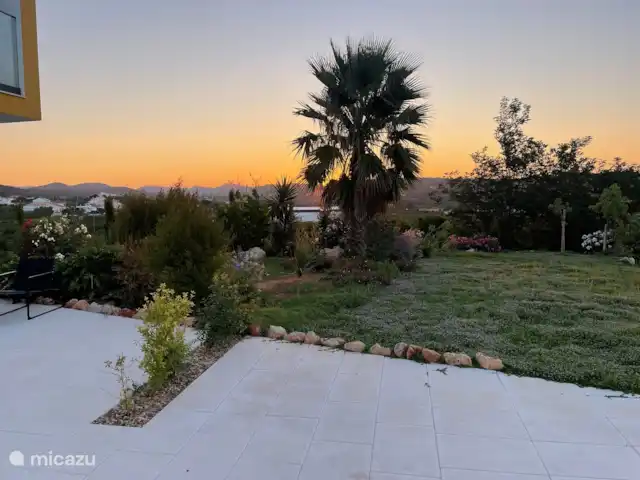 Uitzicht vanaf het terras bij zonsopgang